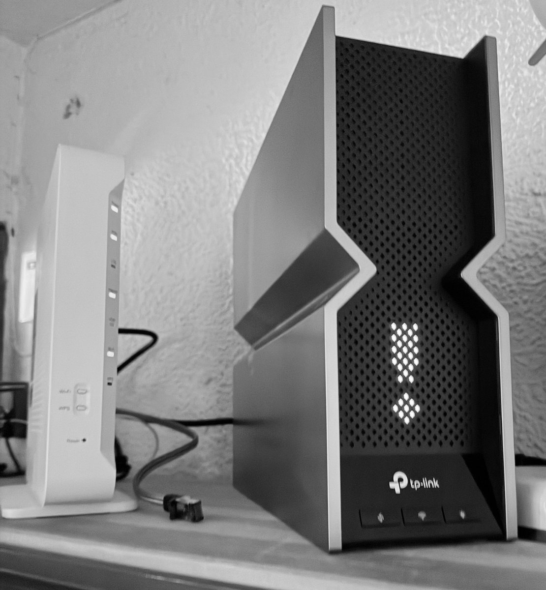 alanlopeze's tweet photo. Dia 5 sin que mi router funcione por que @digimobil_es es incapaz de poner su equipo en modo bridge. Algo que por normativa deberíamos de poder hacer los propios usuarios @consumidores  la petición sigue abierta con más de 30 notas y llamadas de insistencia https://t.co/i8wDpWaCjI