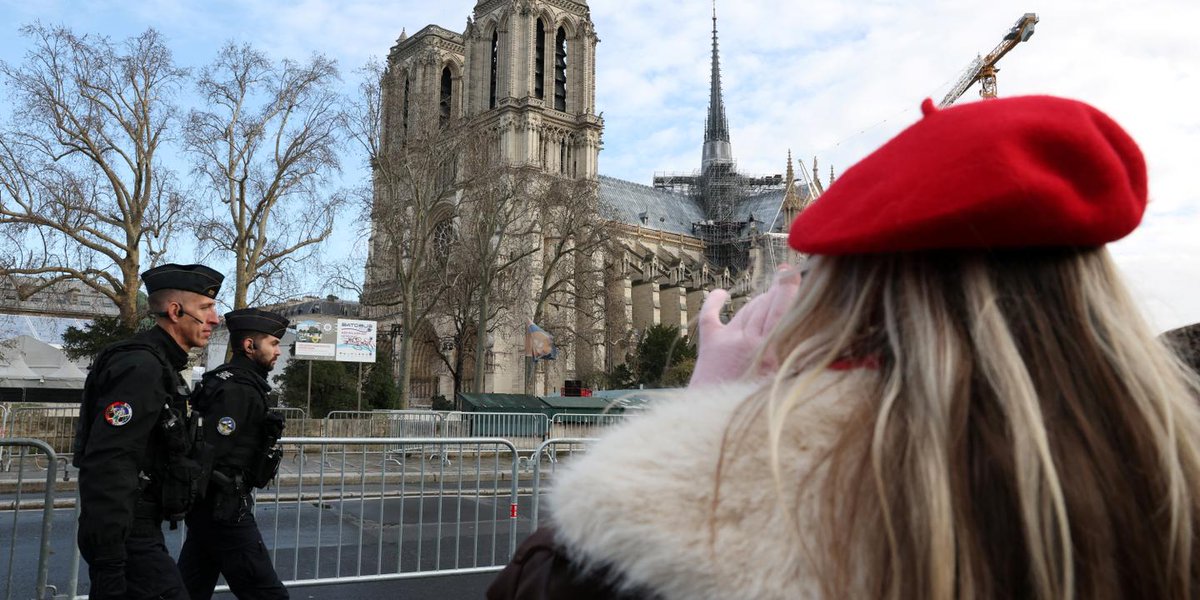 XNews_France's tweet photo. En direct de Notre-Dame, Donald Trump est arrivé à Paris, accompagné d'un dispositif de sécurité exceptionnel. Emmanuel Macron s'apprête à prononcer un discours chargé de sens. Restez connectés pour la cérémonie ! 🇫🇷 #NotreDame (Le Monde) https://t.co/k8Fw89jTDf