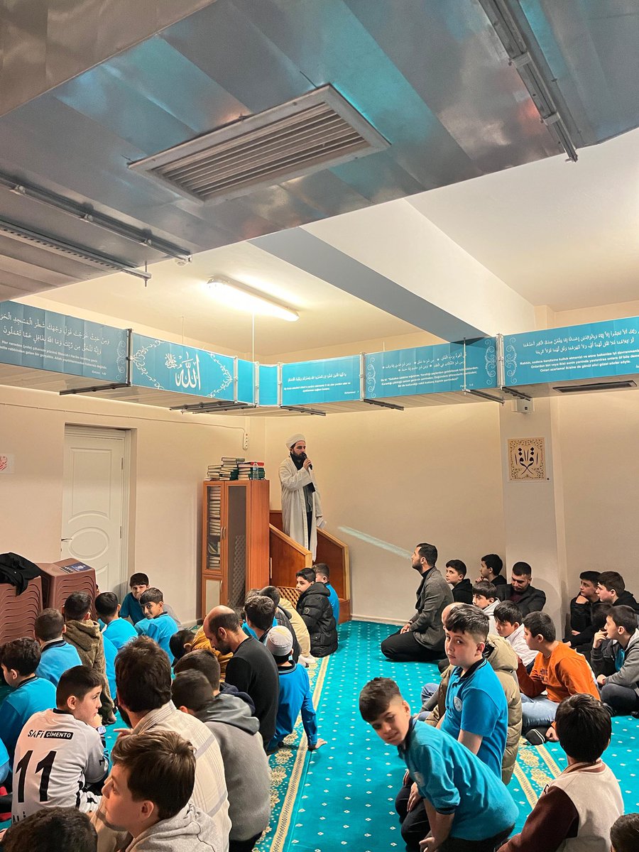 “ Namaz kılan yaşlıyı severim ama namaz kılan gence aşığım “

Necip Fazıl Kısakürek İHO’da il ortaokul temsilcimizinde katılımlarıyla cuma namazı programımızı gerçekleştirdik 🤲🏻