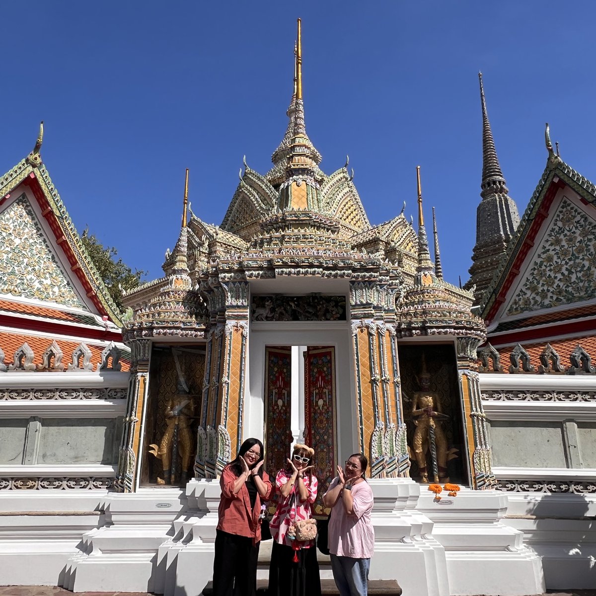 mummiiiiii_B's tweet photo. ตามรอยพี่อาโปและน้องเนย ที่วัดพระเชตุพนวิมลมังคลาราม(วัดโพธิ์)  ได้กราบไหว้พระพุทธไสยาสเพื่อเป็นศิริมงคลแก่ตัว และได้ถ่ายรูปที่ยักษ์ที่ซุ้มประตูมาด้วยเพียงเท่านี้ก็มี���วามสุขทางใจกับสุขในกรุงแล้ว 🙏🥰
#TATxApoxButterbear
#สุขทันทีกับอาโปและน้องเนย#Butterbear 
#BeOnCloud https://t.co/ENorX5yR97