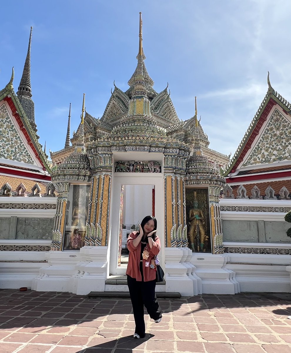 mummiiiiii_B's tweet photo. ตามรอยพี่อาโปและน้องเนย ที่วัดพระเชตุพนวิมลมังคลาราม(วัดโพธิ์)  ได้กราบไหว้พระพุทธไสยาสเพื่อเป็นศิริมงคลแก่ตัว และได้ถ่ายรูปที่ยักษ์ที่ซุ้มประตูมาด้วยเพียงเท่านี้ก็มี���วามสุขทางใจกับสุขในกรุงแล้ว 🙏🥰
#TATxApoxButterbear
#สุขทันทีกับอาโปและน้องเนย#Butterbear 
#BeOnCloud https://t.co/ENorX5yR97