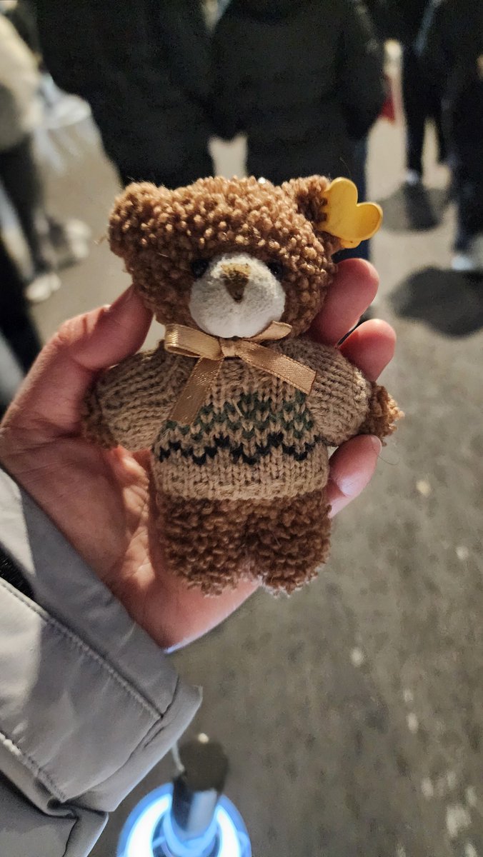 abrtmsy200930's tweet photo. 12월 7일 국회의사당 4번 출구 옆 쓰레기 치우다가 발견됐습니다 하트머리핀보니 사랑받는 곰돌이 같은데 주인 계시면 찾아드리고 싶어요 다른 키링도 붙어있었던 것 같은데 그건 이미 없었어요
 #RT 부탁드립니다 https://t.co/ILQtA0IRNc