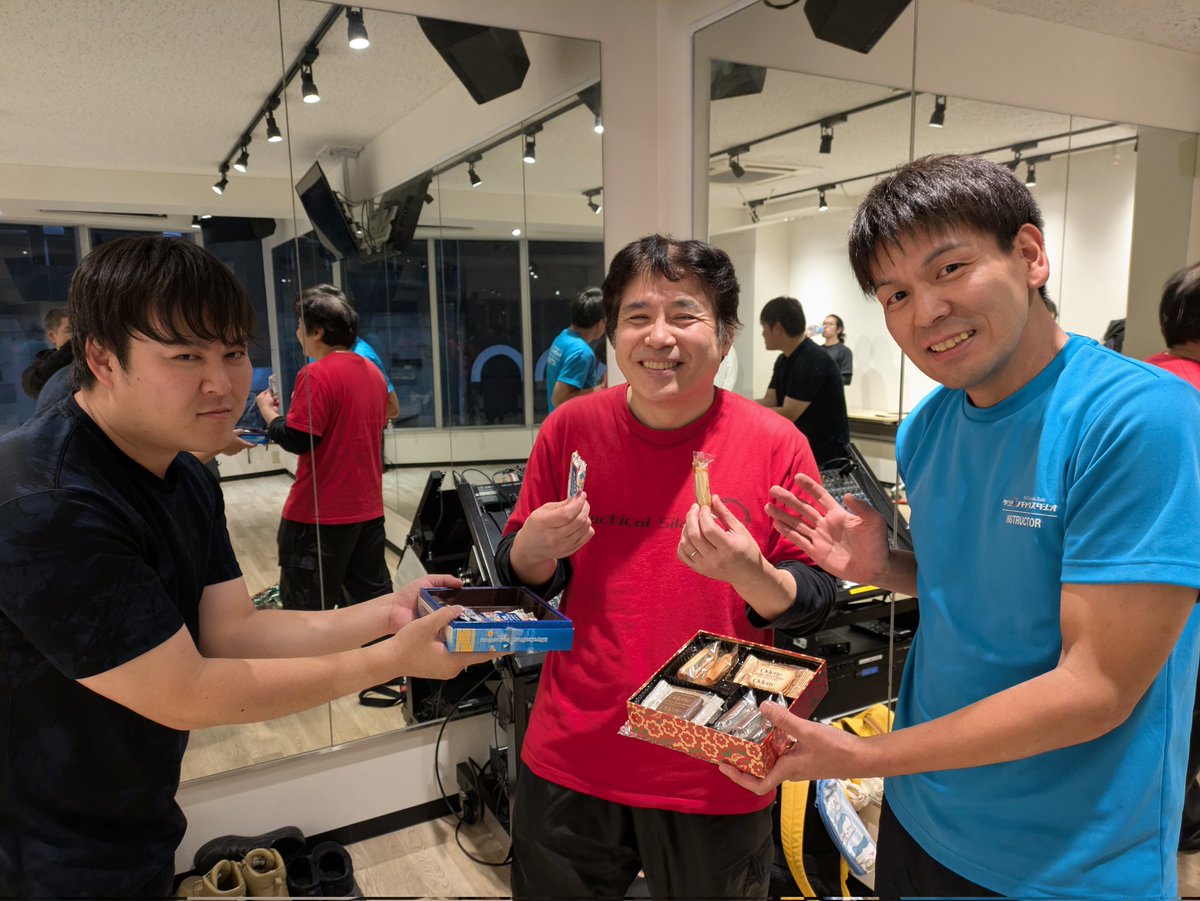 皆様お疲れ様です🙇😄
僕は今日は朝9:00〜16:00までPTTA@nicolastridirkの
トマホークセミナーに参加して18:00からタクティカル・シラット新宿本部
<a href="/tacticalsilat/">タクティカル・シラット</a>で稽古しました✌️
新宿本部にはまたヌンチャクマスターゆうき先生<a href="/yukcs30/">ゆうき、</a> 
がいらしてくれました🙏😆

今回もお土産有り難う御座います