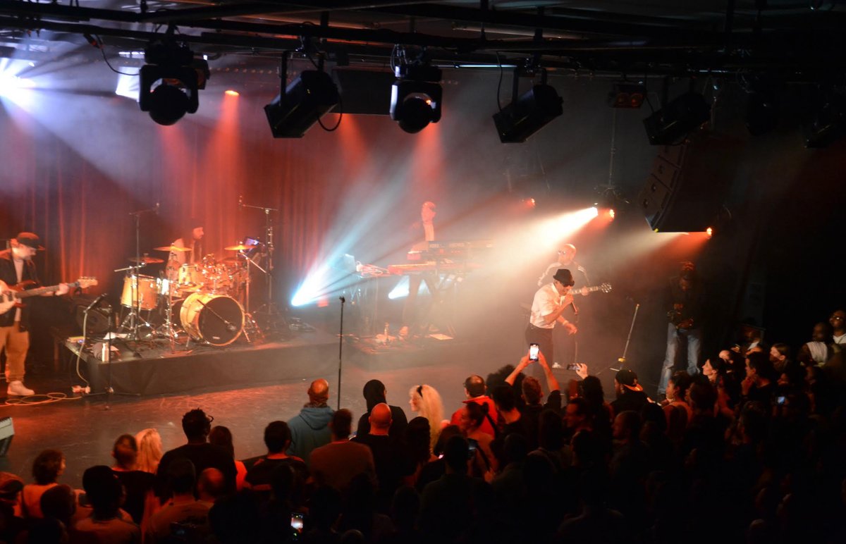 outremers360's tweet photo. L’icône du #reggae francophone #Nuttea enflamme Paris le temps d’un concert

➡️https://t.co/6WZE47ZX6F

➡️C’était une soirée où émotions et riddims ont régné en maîtres : ce vendredi 6 décembre 2024, sous la canopée des Halles à Paris, Nuttea, légende du reggae francophone, a célébré la sortie de son nouvel album Tribulations. Entre des classiques qui l’ont fait entrer dans l’histoire et des titres tout nouveaux, l’artiste originaire de la #Guadeloupe a enchaîné les succès pour le plus grand bonheur de ses fans.