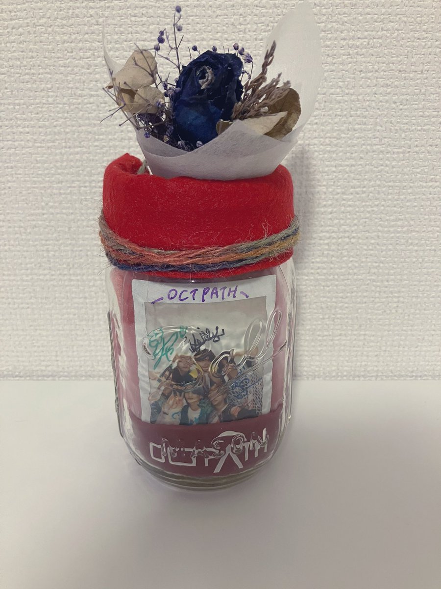 OCOTON_TOTOKO's tweet photo. メモリージャー��った✨
前に当たったOCTPATHのサイン入りチェキ、毎回オフラインでつけていくラバーバンド、直輝君のラッキーアイテムの青い薔薇のドライフラワー✨👼🌹✨
#OCTPATH
#古瀬直輝
https://t.co/dH0XKvY75k https://t.co/JqKZB0LKGf