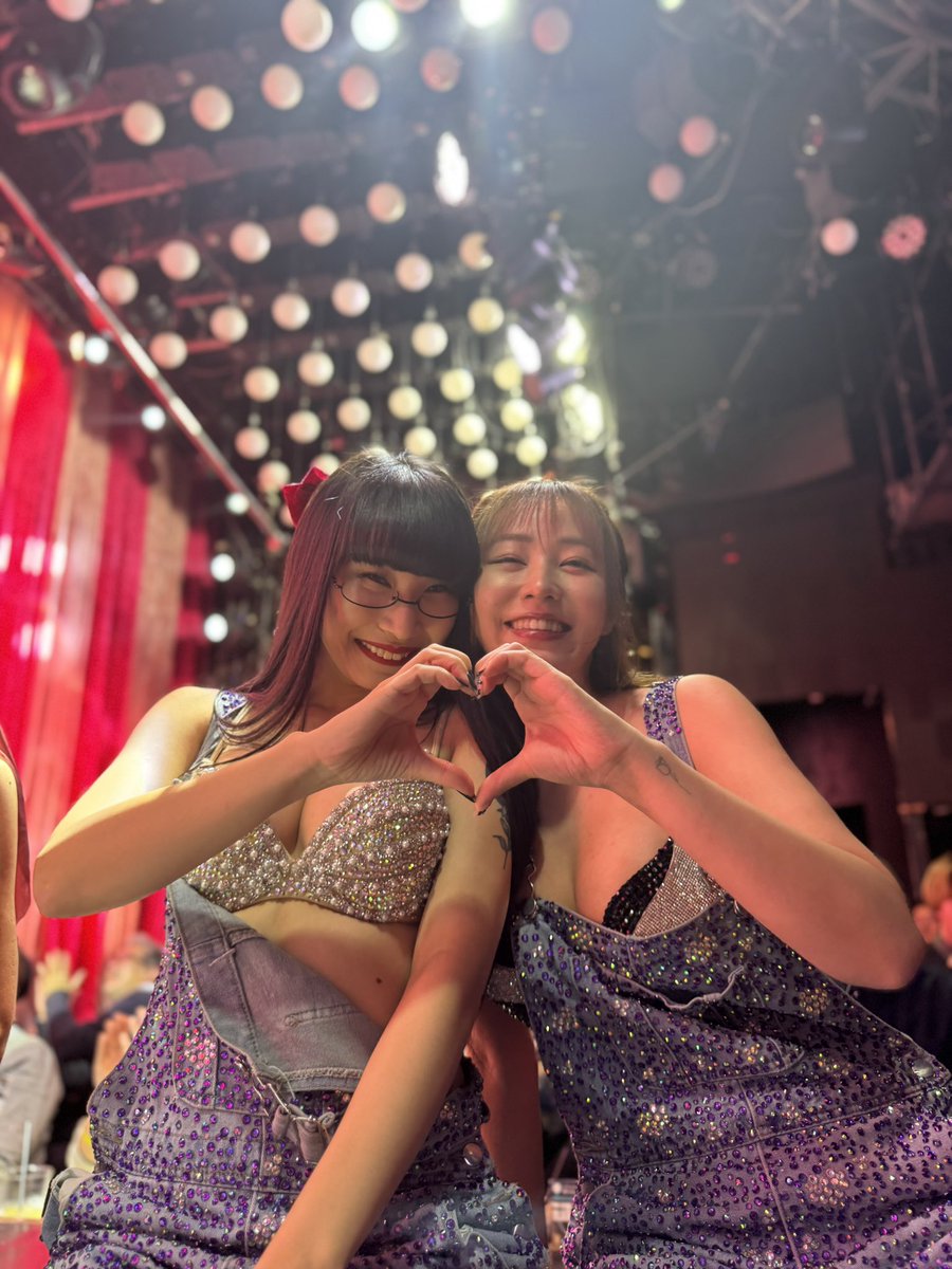 maikojackson_'s tweet photo. えっ、ちょっと待って!!!
私の目の前で、一体何が起きている!?!?
大好きな2人が並んでハートを作ってくださり‥なにが起きているのかオタクは理解できず呆然と写真��撮るのに徹したのでした‥‥
@tenchim_1119 
@IBUKI_burlesque https://t.co/HUFWqmf4ta