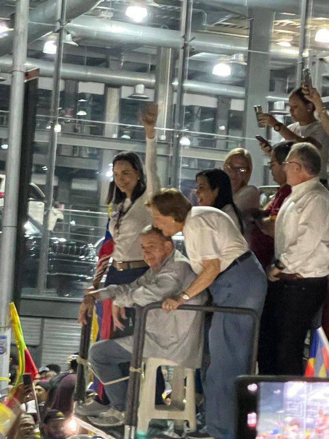 SonPolemicas's tweet photo. Salió de un laboratorio en Washington, nadie lo eligió como candidato en Venezuela, un tipo gris, sin personalidad, sin discurso, sin carisma.
No tenía propuesta para el país, solo le daban papeles para leer en público, lo paseaban amarrado a una silla.
Tenía que perder y perdió. https://t.co/oOEzn9LusL