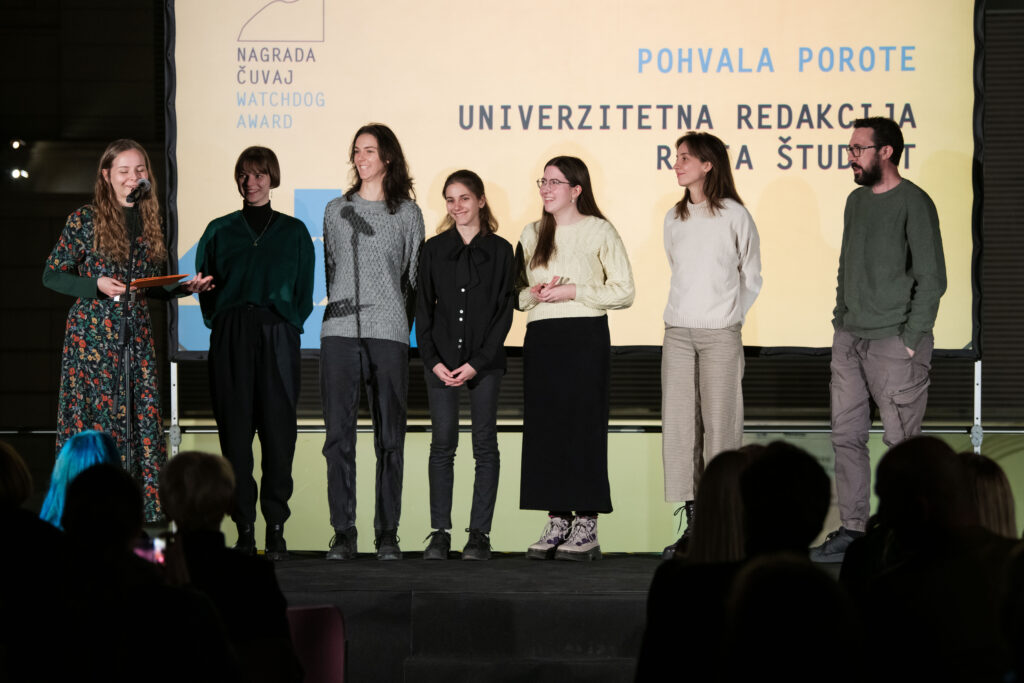 Včeraj je <a href="/novinarSI/">Društvo novinarjev Slovenije</a> podelilo novinarske nagrade čuvaj/watchdog za najboljše novinarske in fotografske dosežke v letu 2024.

Pohvalo porote za izstopajoči novinarski dosežek je prejela tudi Univerzitetna redakcija Radia Študent.

📸Jan Gregorc, <a href="/n1slovenija/">N1 Slovenija</a>