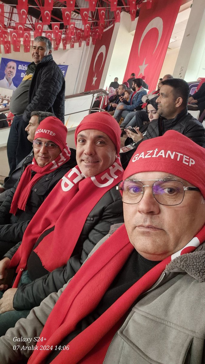 celalceliknrt's tweet photo. Cumhurbaşkanımız ve Genel Başkanımız Sayın Recep Tayyip Erdoğan'ın katılımlarıyla Gaziantep 8. Olağan Kongremizdeyiz.  
Cumhurbaşkanımız, Genel Başkanımız Sayın @RTErdogan’ı bekliyoruz.   #AkParti #Gaziantep https://t.co/6rIifKIHd0
