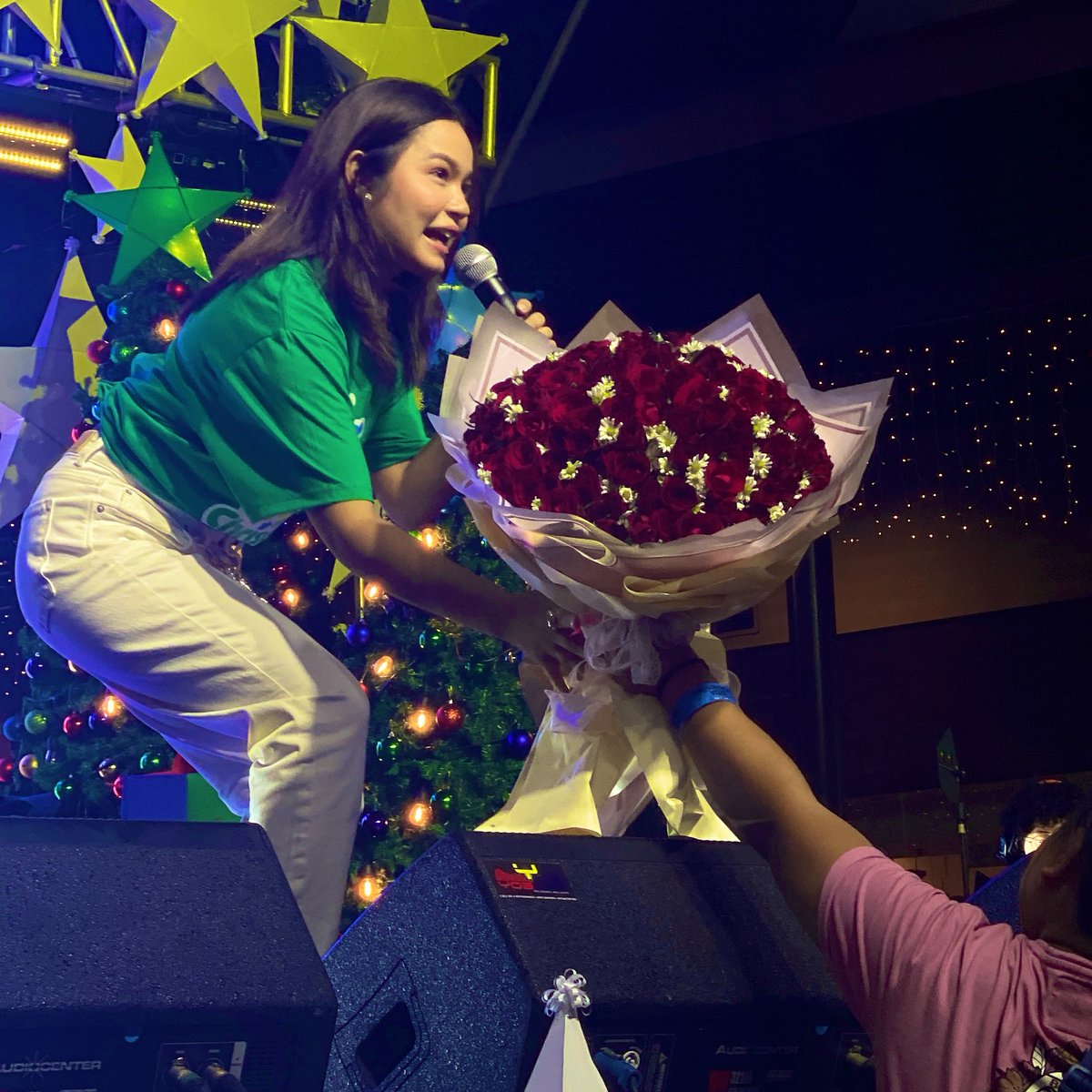 MegaKapamilya's tweet photo. Kolette fan gave a gift while she was performing—super cute!  ❤️❤️❤️

#MegaKapamilya  
#BidaKapamilya https://t.co/pfPSigvzvt