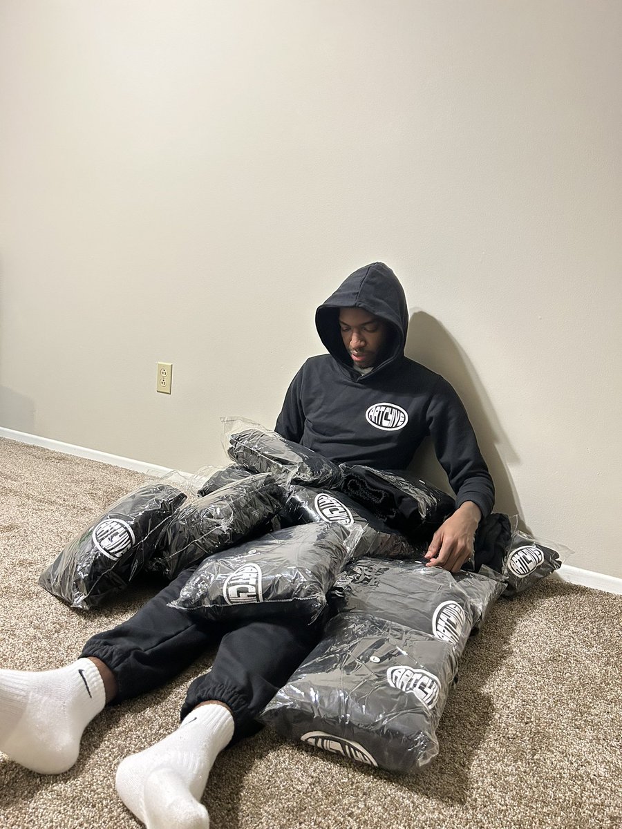 Paidforeva01's tweet photo. Last month it was a new crib, this month we starting a new business 🤞🏾🥂! Stick the plan all 2025 #ARTCHIVE https://t.co/5cFw0RVvfS