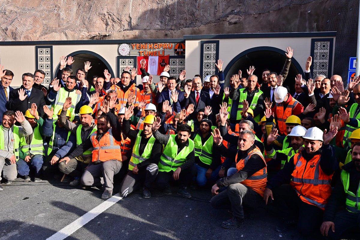 a_uraloglu's tweet photo. Hakkâri-Yüksekova karayoluna inşa ettiğimiz Yeniköprü Tüneli'nde incelemelerde bulunduk.

Bu projeyle yolculuk süresini 40 dakikadan 15 dakikaya düşürürken sürücülerimiz için hızlı, güvenli ve konforlu bir seyahat imkânı sunacağız.

Hakkâri ve bölgemiz için büyük bir adım olan bu projede emeği geçen herkese teşekkür ediyorum. 

#TürkiyeHızlanıyor 🇹🇷