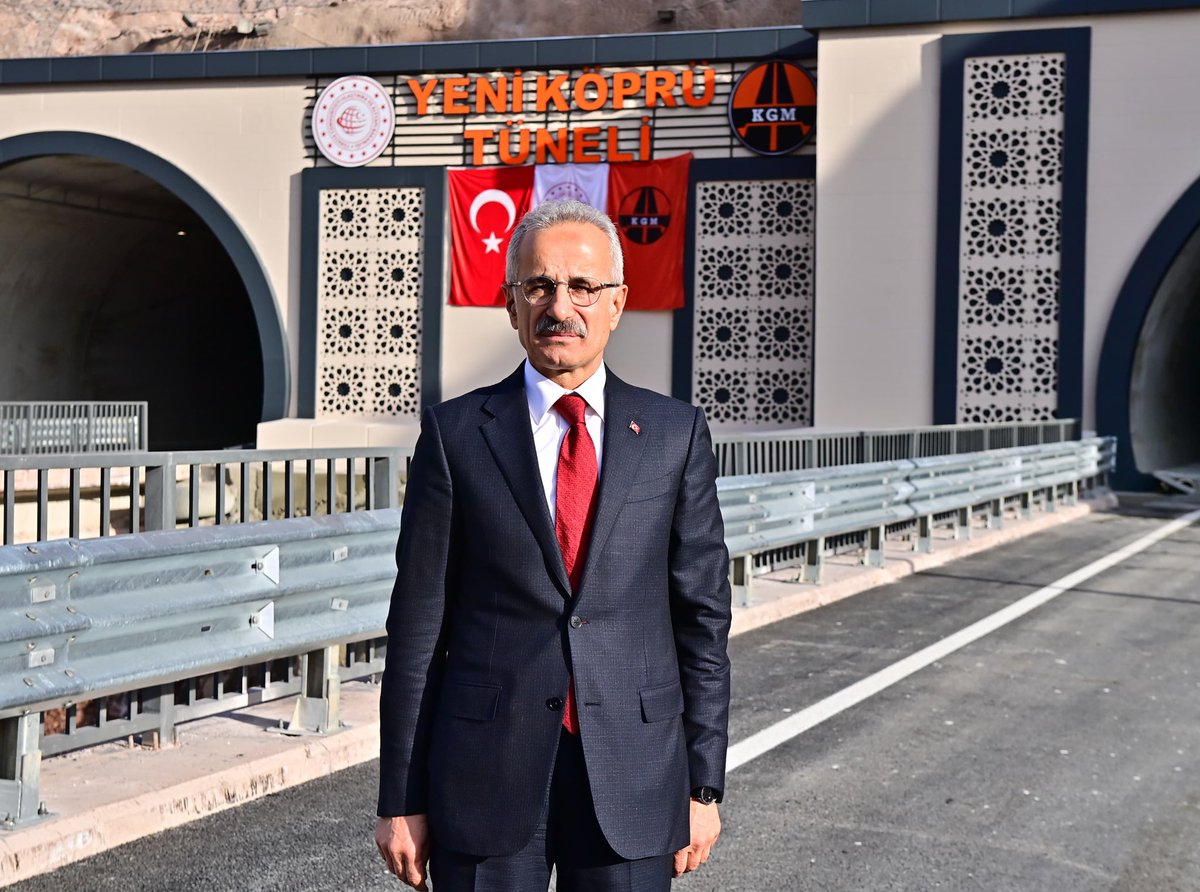 a_uraloglu's tweet photo. Hakkâri-Yüksekova karayoluna inşa ettiğimiz Yeniköprü Tüneli'nde incelemelerde bulunduk.

Bu projeyle yolculuk süresini 40 dakikadan 15 dakikaya düşürürken sürücülerimiz için hızlı, güvenli ve konforlu bir seyahat imkânı sunacağız.

Hakkâri ve bölgemiz için büyük bir adım olan bu projede emeği geçen herkese teşekkür ediyorum. 

#TürkiyeHızlanıyor 🇹🇷