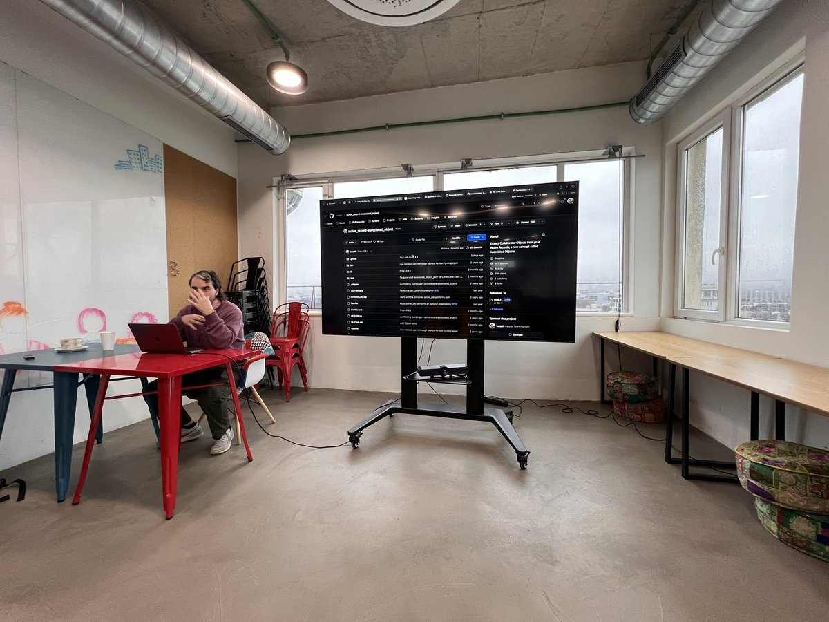rubybanitsa's tweet photo. Kasper Timm Hansen (@kaspth) is going over his gems, live on Ruby Banitsa. Lovely code-and-tell session! https://t.co/fntiJHNbmq