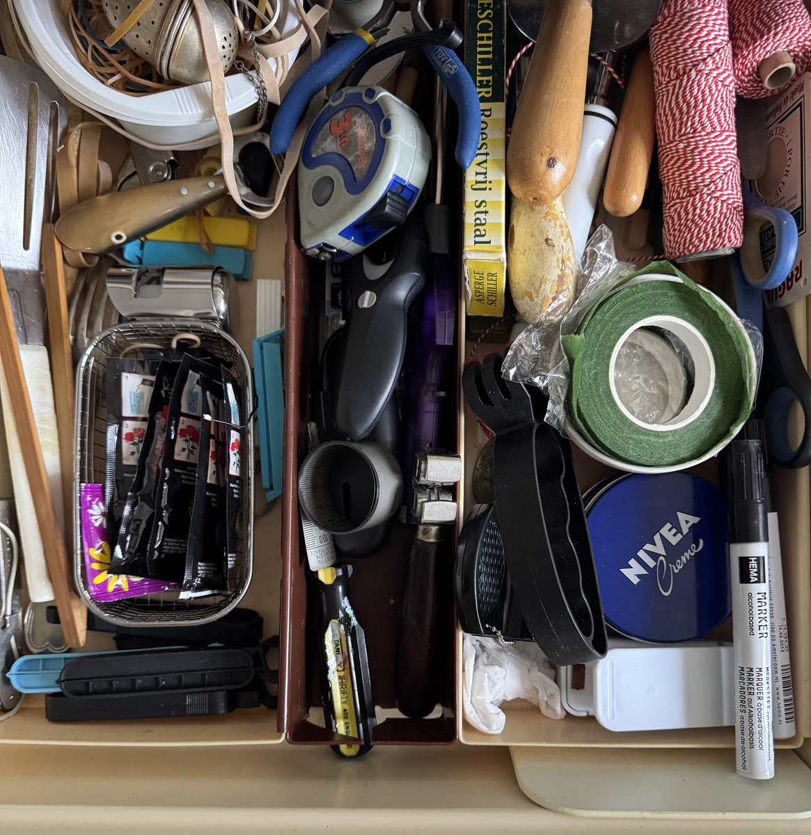 endemar2011's tweet image. Jullie ook zo’n la waarin je alles bewaart wat je vrijwel nooit gebruikt? Why?