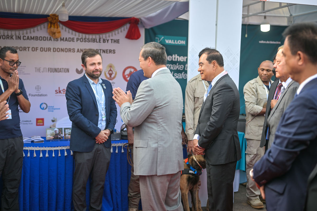herorats's tweet photo. #APOPO welcomed Cambodia’s PM Dr. Hun Manet & Dr. Ly Thuch, CMAA VP, to our exhibition at the 5th Mine Action Review Conference in Siem Reap. Their support has been vital to piloting innovative methods, transforming lives in Cambodia and beyond. 🇰🇭 #MineFreeWorld #RevCon5 https://t.co/7TUrlv85Rq
