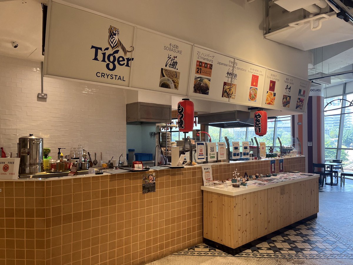 koki_skk's tweet photo. 🥘とら子食堂 Torako’s Kitchen

KL Eco city2階にある日本食屋さん。

いわゆる「なんでもあって、美味しい日本食屋」。和洋中が揃ってる。みんな大好き町中華的なメニューもある。

ちなみに同じフロア、エスカレーターからお店の間に10%オフ券が置いてあるから探してみてね。(私は帰路で見つけた😎)

一番人気、汁なし担々麺
最後にご飯を入れておじやにするスタイル。ほどほどに辛くて旨味あり、美味しい！

ハンバーグandコロッケ定食も頼んだら、こちらも日本の洋食屋さんのハンバーグの味そのまま。懐かしい味。オーナーさん曰く、とんかつソース以外は全てお店の手作りとのこと！

気軽になんでも食べられる和食屋さんは貴重なので、定期的に通いたい

#マレーシア
#クアラルンプール
#ハンバーグ
#担々麺