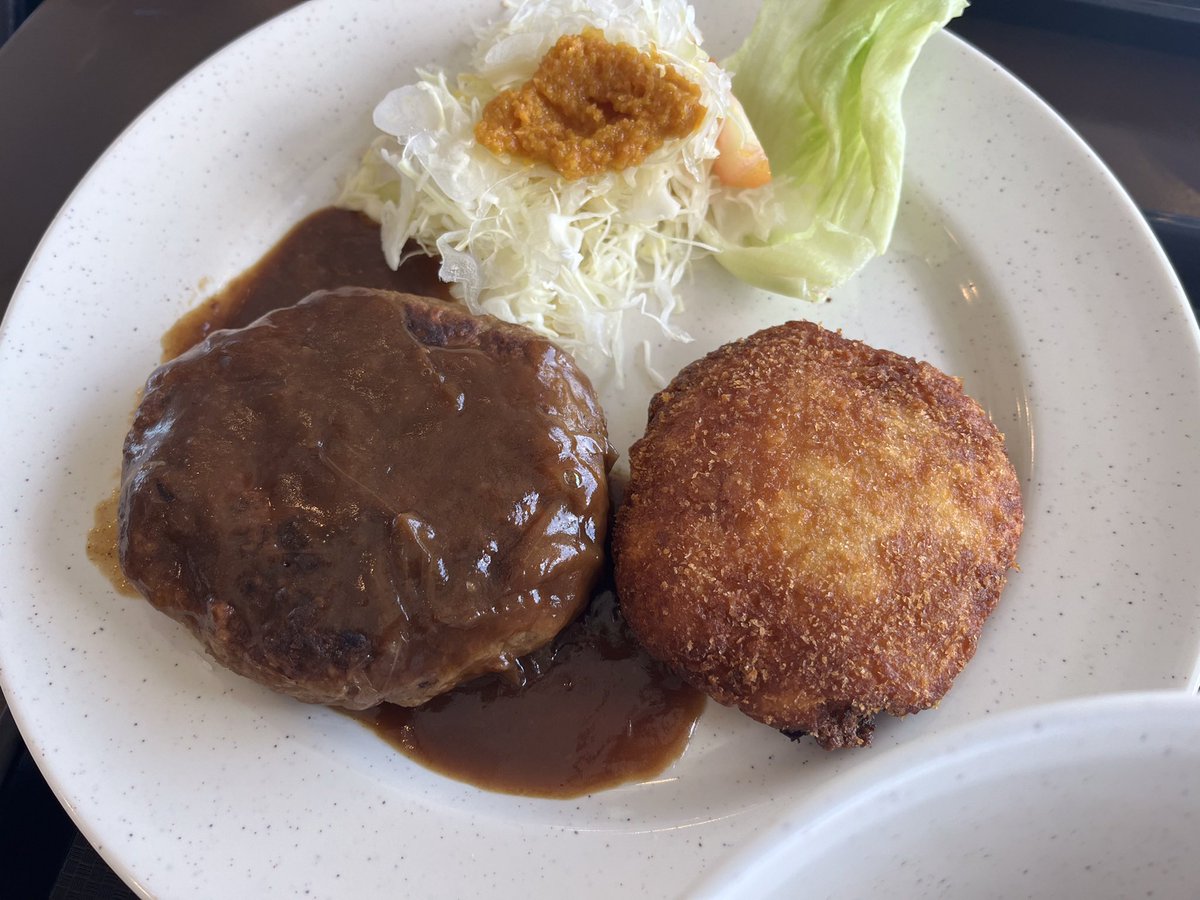 koki_skk's tweet photo. 🥘とら子食堂 Torako’s Kitchen

KL Eco city2階にある日本食屋さん。

いわゆる「なんでもあって、美味しい日本食屋」。和洋中が揃ってる。みんな大好き町中華的なメニューもある。

ちなみに同じフロア、エスカレーターからお店の間に10%オフ券が置いてあるから探してみてね。(私は帰路で見つけた😎)

一番人気、汁なし担々麺
最後にご飯を入れておじやにするスタイル。ほどほどに辛くて旨味あり、美味しい！

ハンバーグandコロッケ定食も頼んだら、こちらも日本の洋食屋さんのハンバーグの味そのまま。懐かしい味。オーナーさん曰く、とんかつソース以外は全てお店の手作りとのこと！

気軽になんでも食べられる和食屋さんは貴重なので、定期的に通いたい

#マレーシア
#クアラルンプール
#ハンバーグ
#担々麺