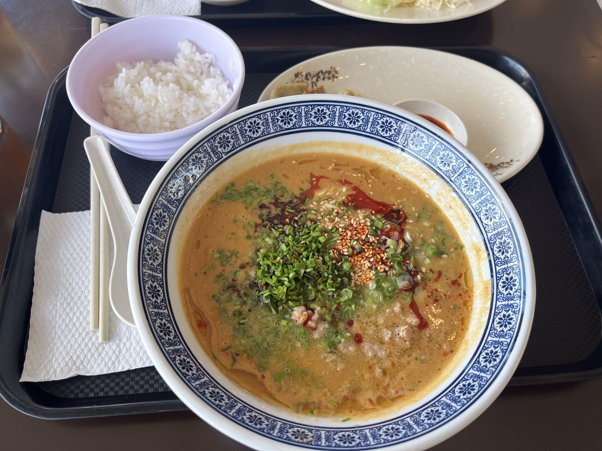 koki_skk's tweet photo. 🥘とら子食堂 Torako’s Kitchen

KL Eco city2階にある日本食屋さん。

いわゆる「なんでもあって、美味しい日本食屋」。和洋中が揃ってる。みんな大好き町中華的なメニューもある。

ちなみに同じフロア、エスカレーターからお店の間に10%オフ券が置いてあるから探してみてね。(私は帰路で見つけた😎)

一番人気、汁なし担々麺
最後にご飯を入れておじやにするスタイル。ほどほどに辛くて旨味あり、美味しい！

ハンバーグandコロッケ定食も頼んだら、こちらも日本の洋食屋さんのハンバーグの味そのまま。懐かしい味。オーナーさん曰く、とんかつソース以外は全てお店の手作りとのこと！

気軽になんでも食べられる和食屋さんは貴重なので、定期的に通いたい

#マレーシア
#クアラルンプール
#ハンバーグ
#担々麺