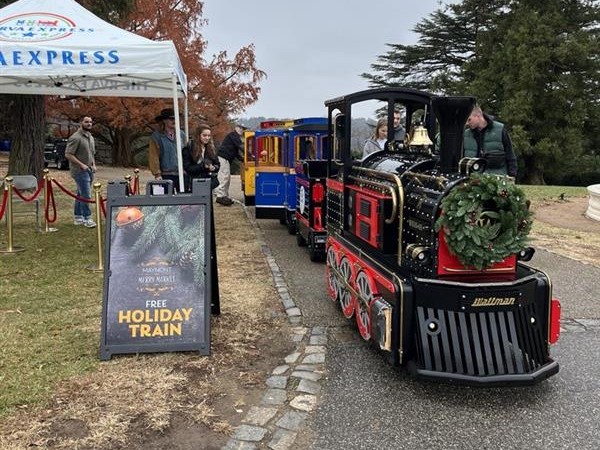 TODAY'S THE DAY! 🎄🎁 Merry Market is taking place on the Carriage House Lawn today, December 7, from 12–5pm.

Can't make it today? Merry Market continues on Sunday, Dec 8! Same time, same place. Find a full list of vendors at maymont.org/calendar/merry…