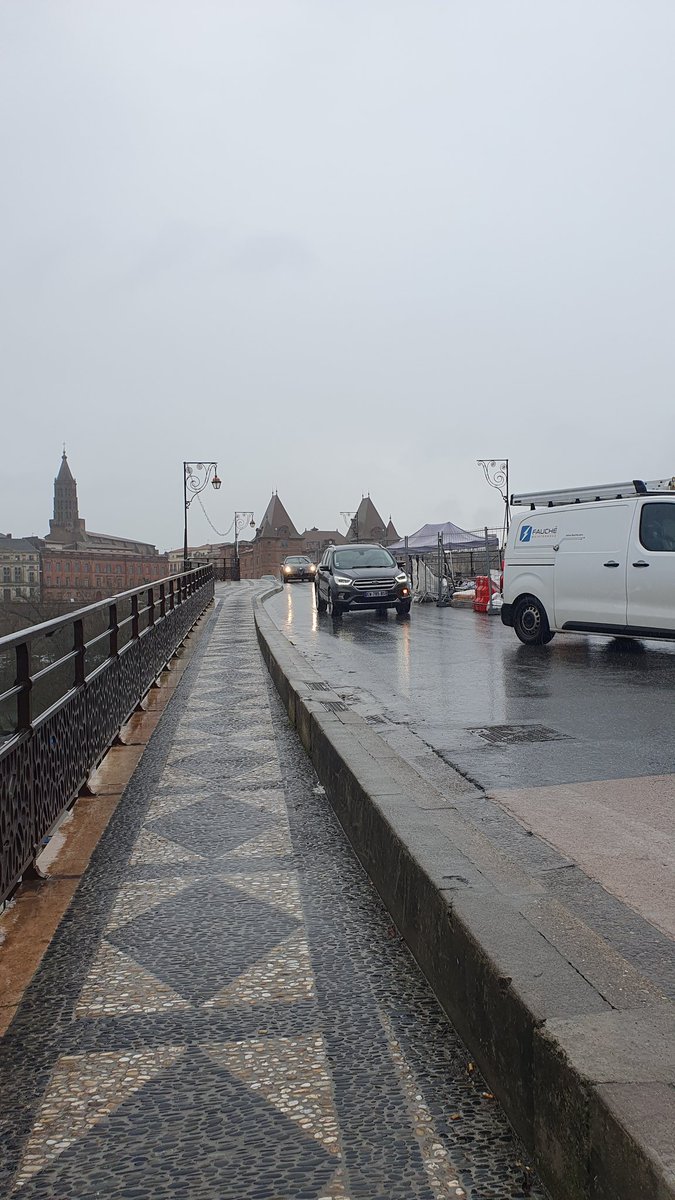 Traverser le Pont Vieux par temps de pluie toujours aussi périlleux malgré les travaux. Visiblement les petites grilles installées pour l'évacuation de l'eau ne font pas le taf ! Nous sommes trempés comme des soupes en rentrant du marché 🌧☔️
<a href="/villemontauban/">Ville de Montauban</a>