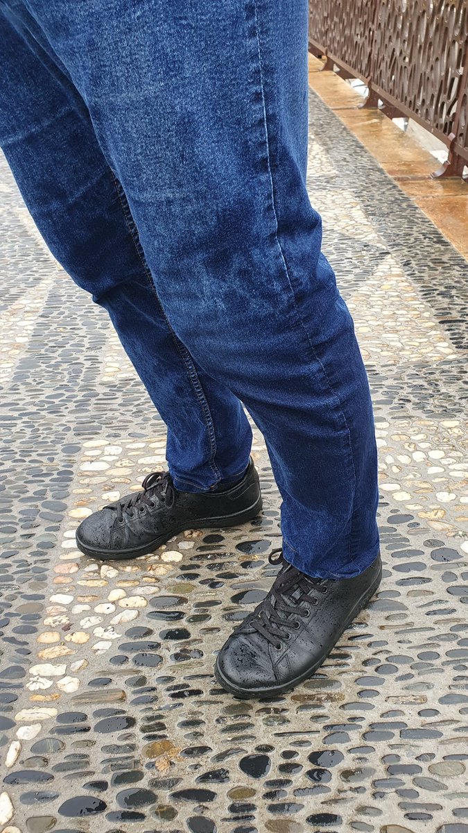 KatyPhilippe's tweet photo. Traverser le Pont Vieux par temps de pluie toujours aussi périlleux malgré les travaux. Visiblement les petites grilles installées pour l'évacuation de l'eau ne font pas le taf ! Nous sommes trempés comme des soupes en rentrant du marché 🌧☔️
@villemontauban https://t.co/wGN3NOFiLo