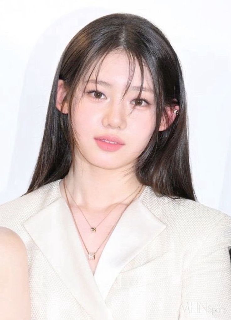 Leeroraa's tweet photo. @wonyungu @yeonjufn @TheFlippages @songmizgi detak jantungnya mulai berdegup cepat, Moura melanjutkan sapaannya kepada teman-temannya yang sudah menanti “hai ippy, dengan moura disini. gimana kabarnya?” sapanya dengan lembut. “udah siap mau bubaran ya?” https://t.co/NC4pMXfupo