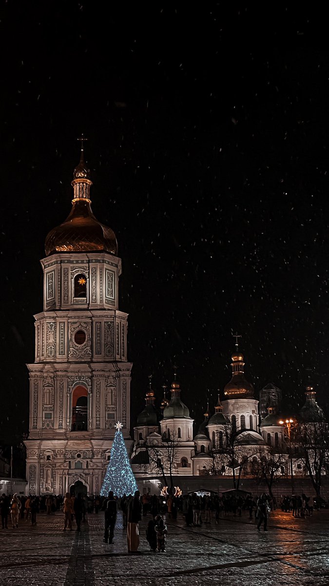 Miss_Catheryne's tweet photo. Вчора було так атмосферно, по-зимовому, зі снігом✨❄️

#kyiv #kyiv🤍 https://t.co/qU8nWarFl8