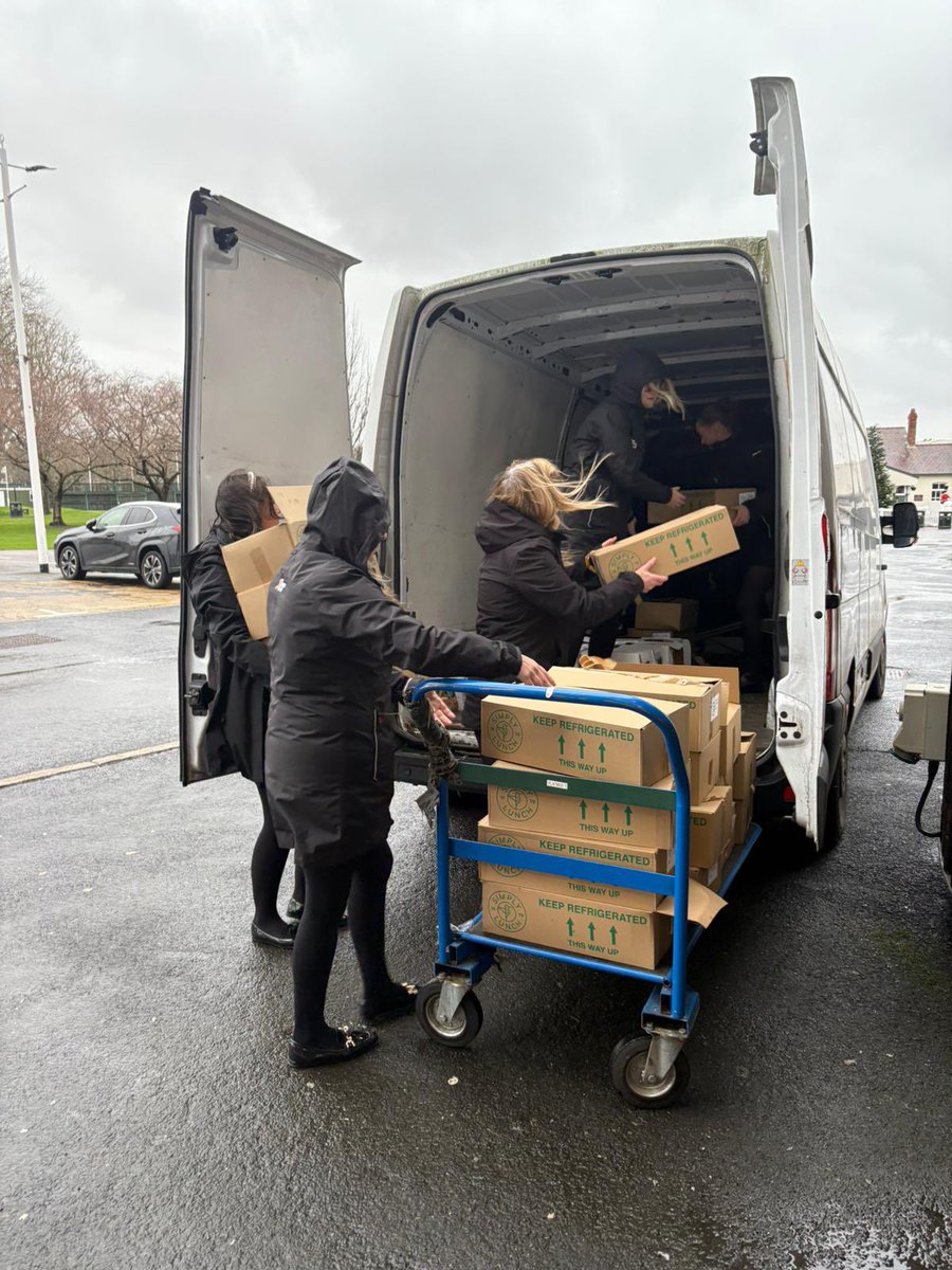 AintreeRaces's tweet photo. Love to see it 🙌

The Jockey Club Catering team at Aintree have donated food &amp; drink from today’s abandoned fixture to Aintree Community Fire Station…

They will be distributing it to those who need it most in the area 👏 https://t.co/saoZnYaIvh