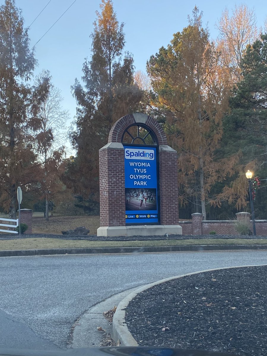 LDrewit's tweet photo. Itβs cold but that ainβt gonna stop me! Also whenever I head to play in Griffin, I have to stop at one of the happiest places on Earth! #letsdrewthis #hyzercreepdiscgolf #teamfullblastdg #teamteeboxsox #AMS @ATLMotorSpdwy https://t.co/WfotvQs2Ix