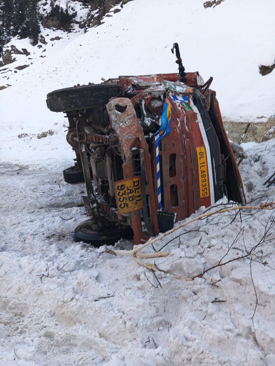 SdmGurez's tweet photo. @dicbandipora @ChinarcorpsIA 
We extend our heartfelt gratitude and sincere appreciation to the Indian Army for their one more swift and efficient action in response to the request  to recover a vehicle involved in an accident on Gurez Bandipora road at Zatkhusi which had fallen https://t.co/Exc3dQnxxq