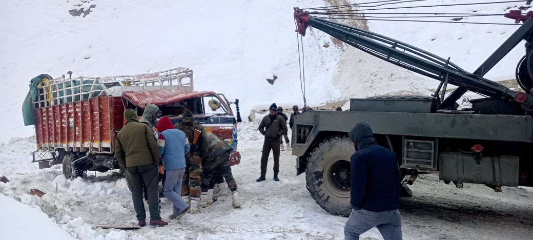SdmGurez's tweet photo. @dicbandipora @ChinarcorpsIA 
We extend our heartfelt gratitude and sincere appreciation to the Indian Army for their one more swift and efficient action in response to the request  to recover a vehicle involved in an accident on Gurez Bandipora road at Zatkhusi which had fallen https://t.co/Exc3dQnxxq