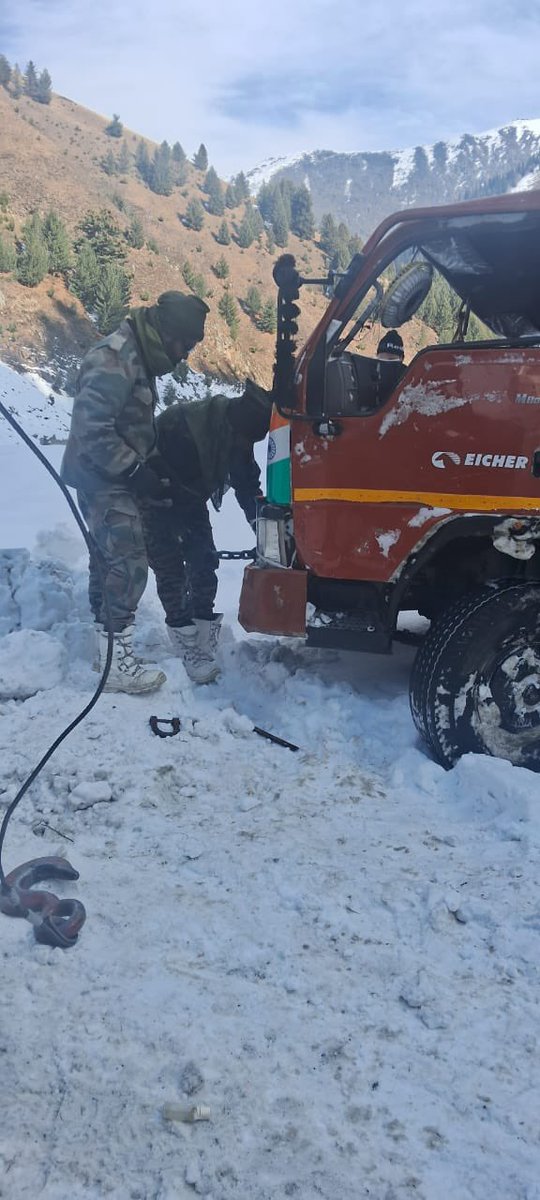 SdmGurez's tweet photo. 300 mtrs from mountain. The prompt and professional response by the Indian Army not only ensured the quick recovery of the vehicle but also highlighted their unwavering commitment to serving the community in times of need. We commend the Indian Army for their invaluable support https://t.co/RkLPExzgzJ