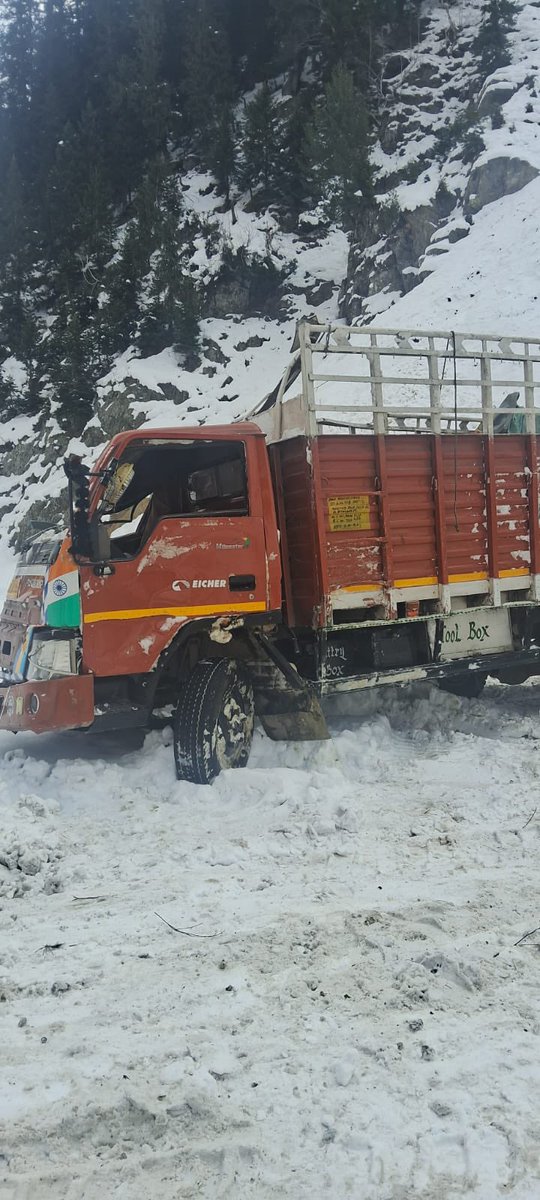 SdmGurez's tweet photo. 300 mtrs from mountain. The prompt and professional response by the Indian Army not only ensured the quick recovery of the vehicle but also highlighted their unwavering commitment to serving the community in times of need. We commend the Indian Army for their invaluable support https://t.co/RkLPExzgzJ