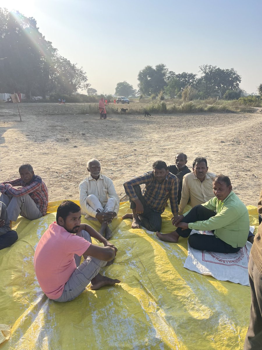 iamVikas97's tweet photo. बीते पचास दिनों से ये लोग अपनी घर और ज़मीन के लिए @lkoairport के ख़िलाफ़ धरने पर बैठे है एयरपोर्ट अतिक्रमण कर रहा है जिससे इन किसानो के घर और ज़मीन भी उसके दायरे में हैं कभी प्रशासन धमकाता है तो कभी शाशन नज़रअंदाज़ करता है, @AdaniOnline @ANINewsUP @UPGovt https://t.co/iPTwRiXMSL