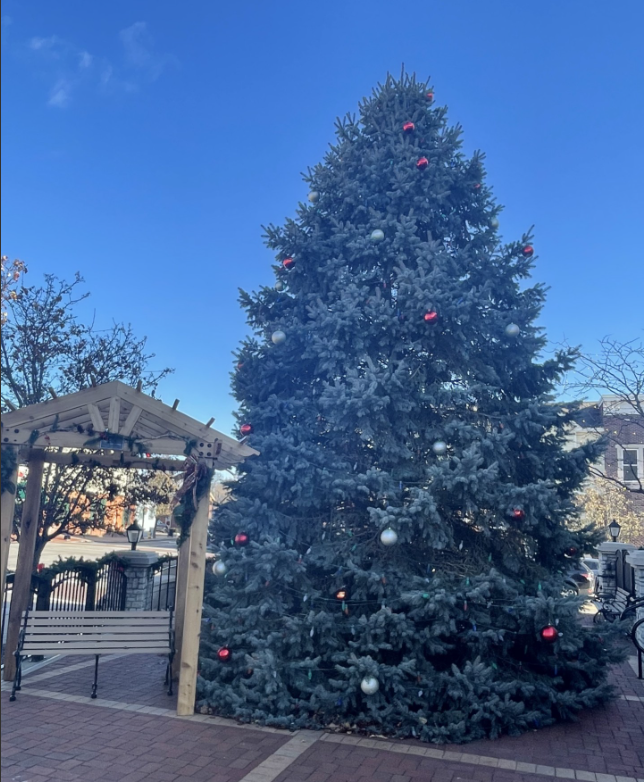 🎄Join us at 5 p.m. for the tree lighting at Neuilly Plaisance Fountain at the corner of Cooper and Montgomery Roads. Holiday in the Village is this evening (12/7) 
For a list of activities, please go to montgomeryohio.gov/event/holiday-…