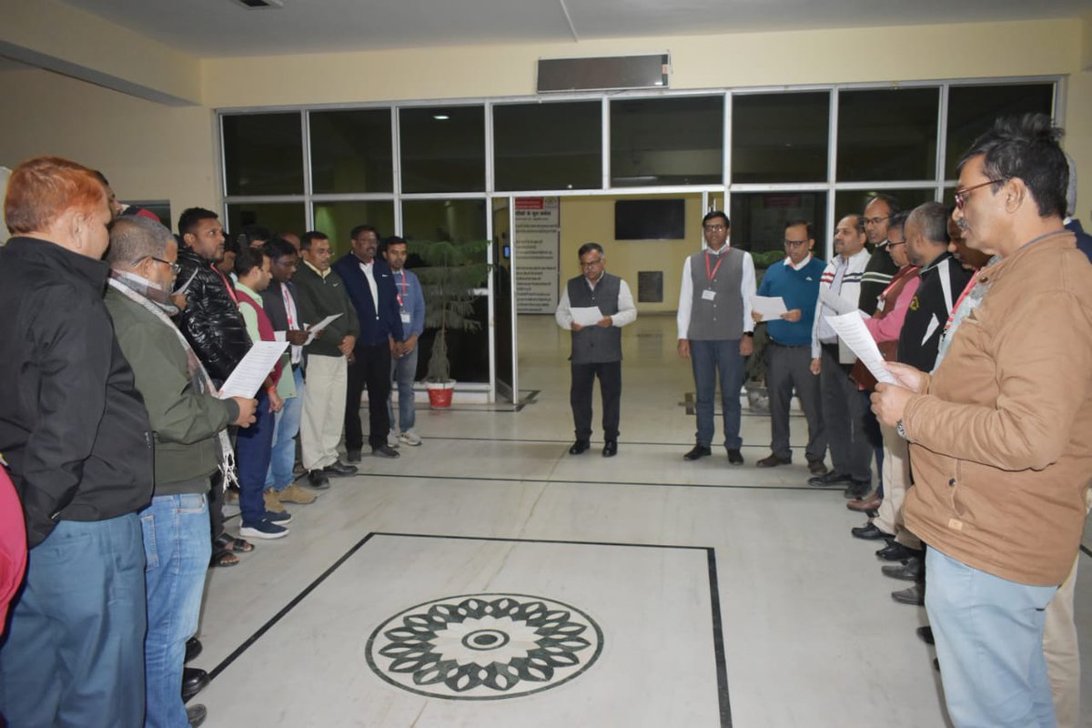आयुध निर्माणी नालंदा (म्युनिशंस इंडिया लिमिटेड की ईकाई) में मुख्य महाप्रबंधक श्री अनिल कुमार गुप्ता ने अधिकारियों, यूनियन एवं एसोसिएशन के  सदस्यगण एवं कार्मिकों के साथ "स्वच्छता पखवाड़ा" के अवसर पर  स्वच्छता शपथ ली।