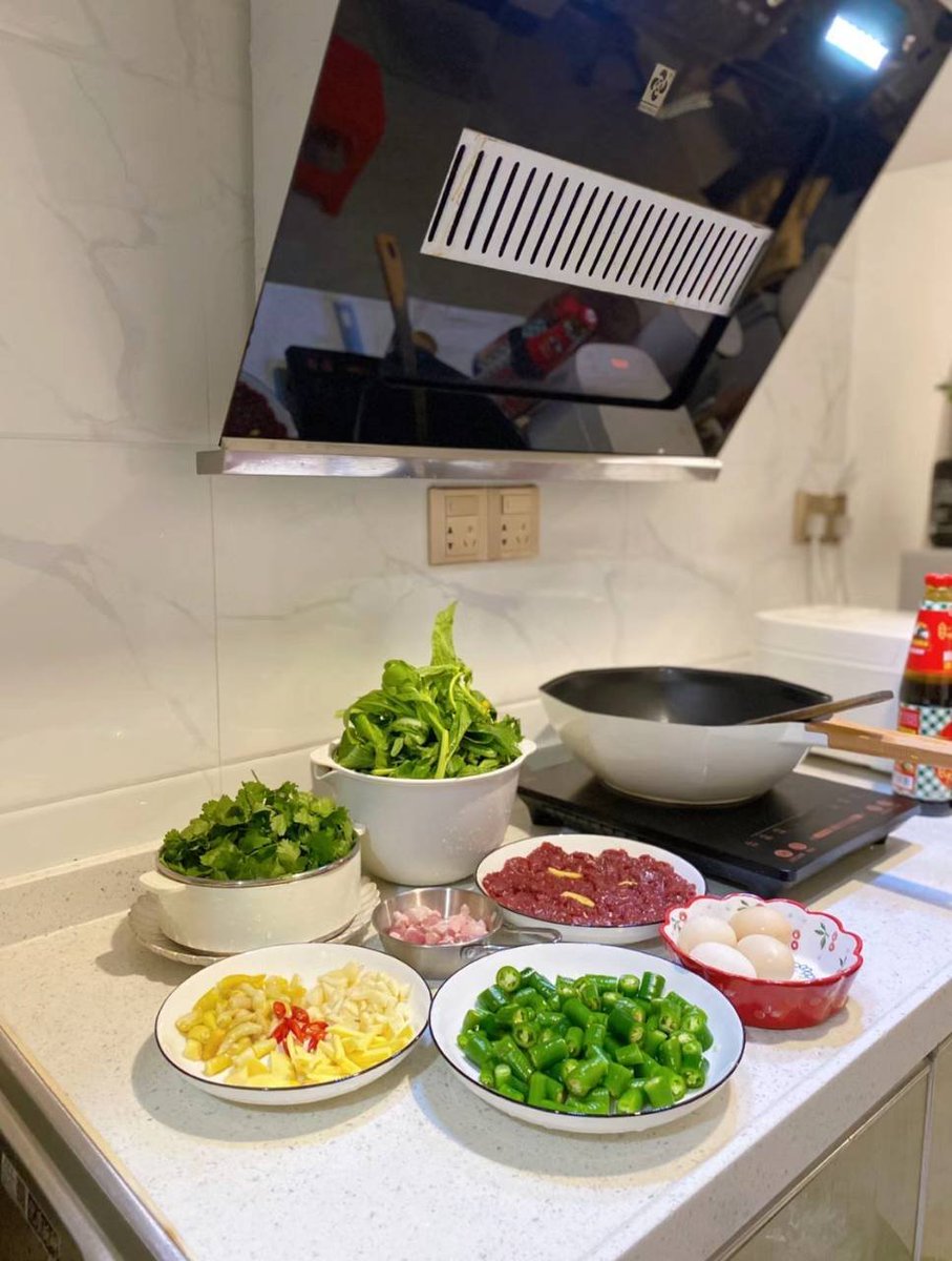 不想自己做饭了，卖车切菜炒菜真的好麻烦，有没有会做饭的朋友呀，允许你来我家蹭一下