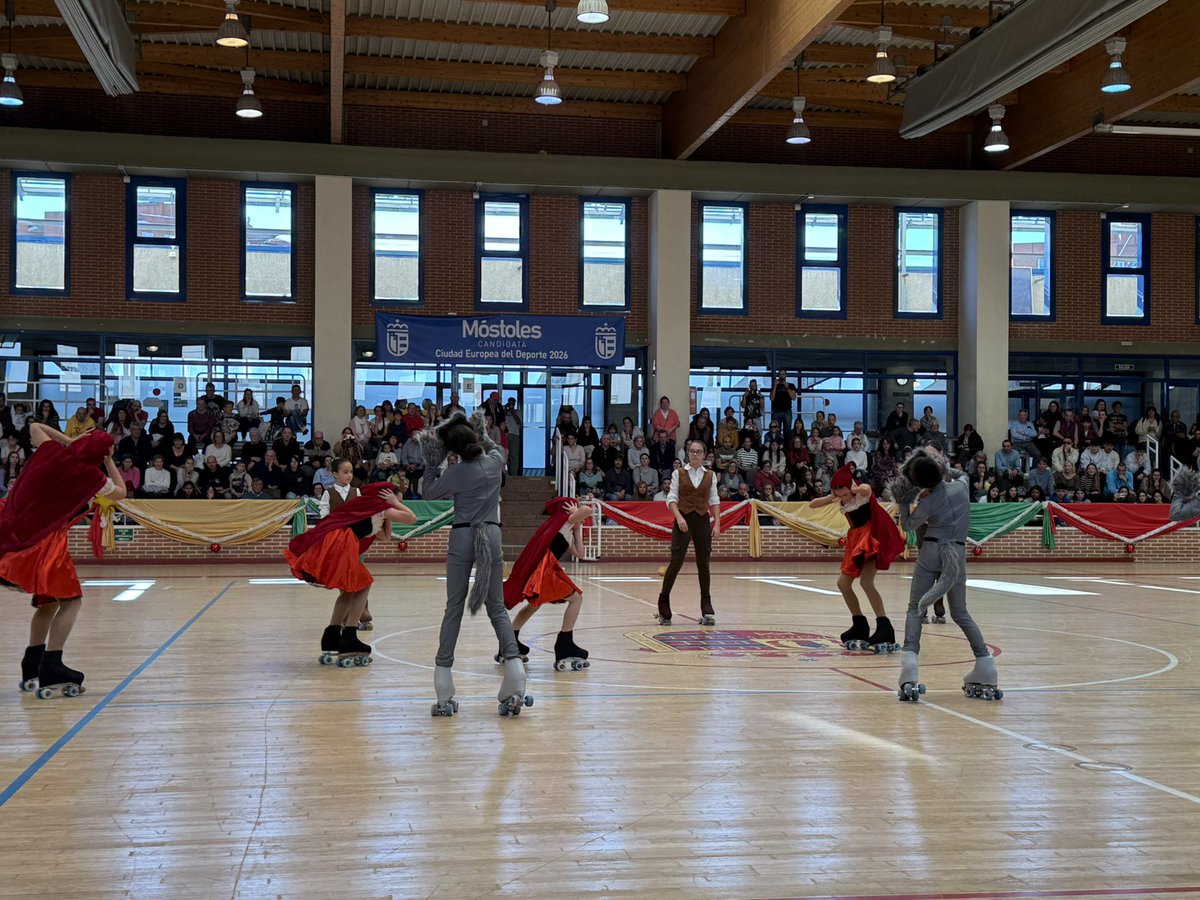ppmostoles's tweet photo. 🎄🛼 Fantástica mañana disfrutando de  la Gala de Navidad 2024 @cpa_mostoles. 

⛸️ Hemos acompañado a  la vicesecretaria y concejal @NinesGarciaGlez , el vicesecretario @paulrubio y los coordinadores @AlexGalanP y Sonia Mora. https://t.co/e0c3UQlIyf