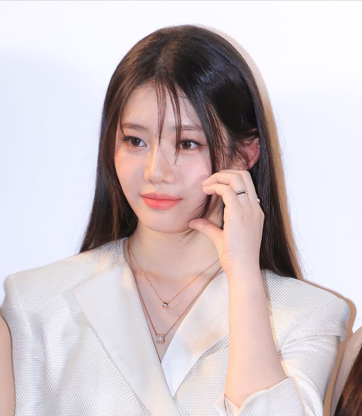 Leeroraa's tweet photo. @wonyungu @yeonjufn @TheFlippages @songmizgi Lanjutnya.. “tentunya makasih juga abang pidi yang selalu sabar di roasting mmih laliza dan makasih untuk editan kerennya bersama ka lufa. also thank you for my queen beyoncè karena moura 4 minggu terakhir ini masuk HOF dan berhasil ada di peringkat 1. EHEHEHE” ♥️ https://t.co/IRiaikBp2R