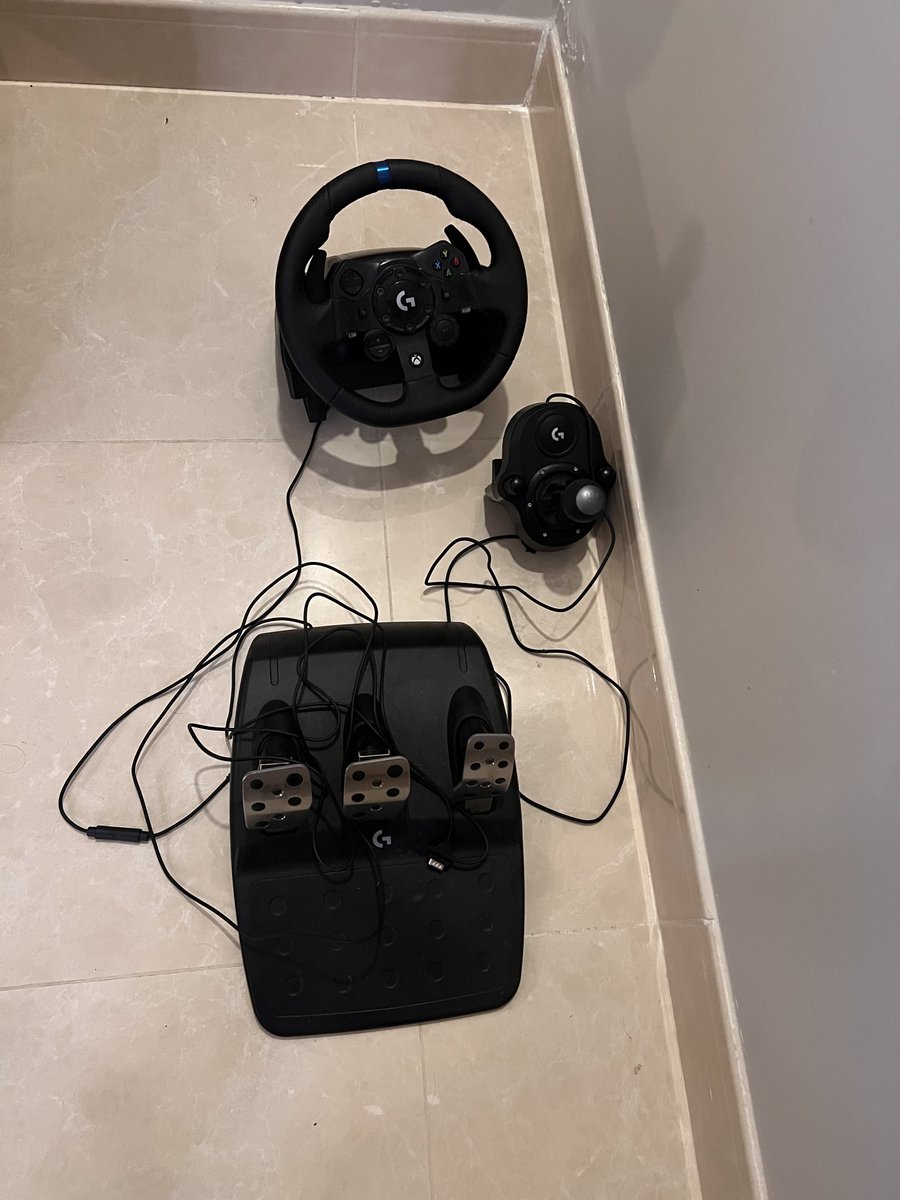 IPain_98's tweet photo. للبيع درايفنق ويل مع شفتر Logitech G920 Xbox + Shifter 
للتواصل خاص https://t.co/fm3Pl58exa