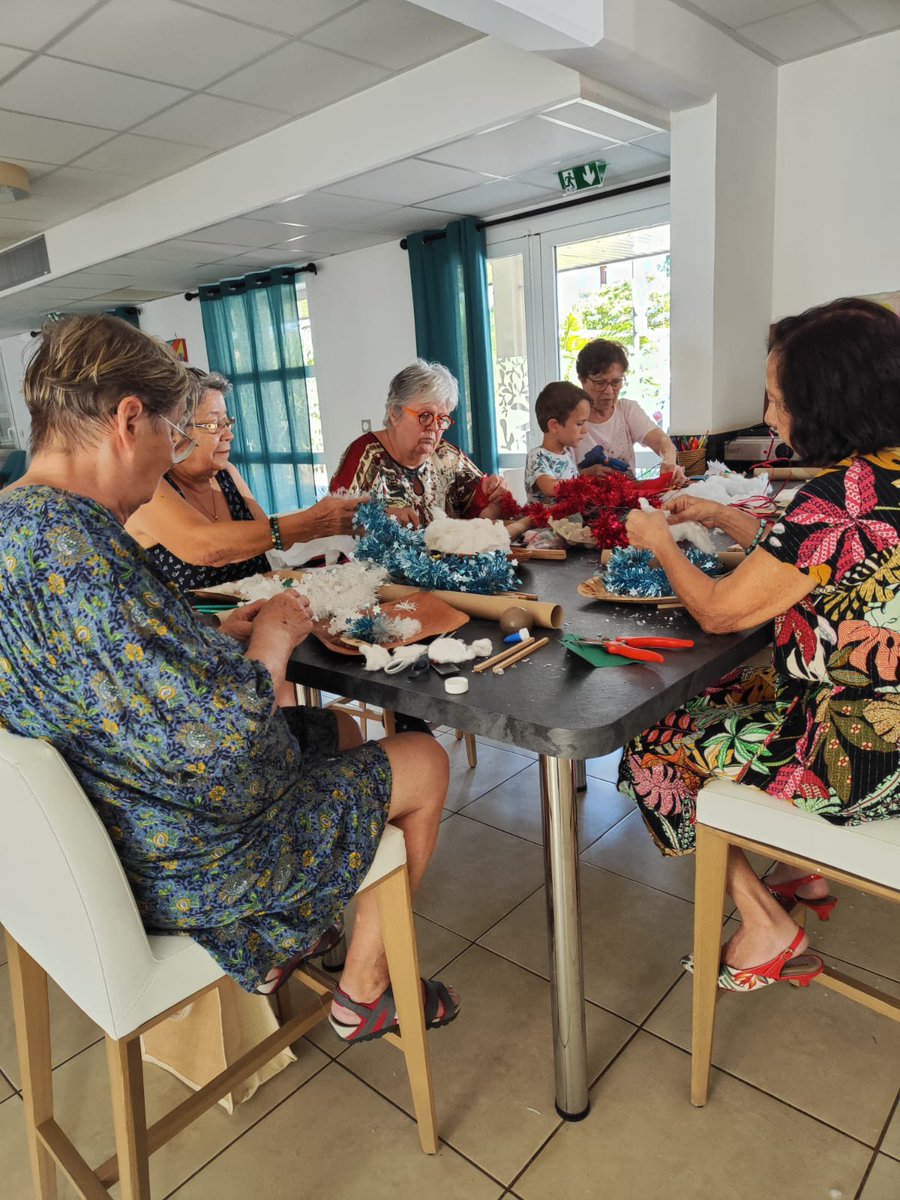 Les #PetitesMains s’activent pour préparer #Noel. #DIY #décorations #ArtsCreatifs #Team974 #BienVieillir