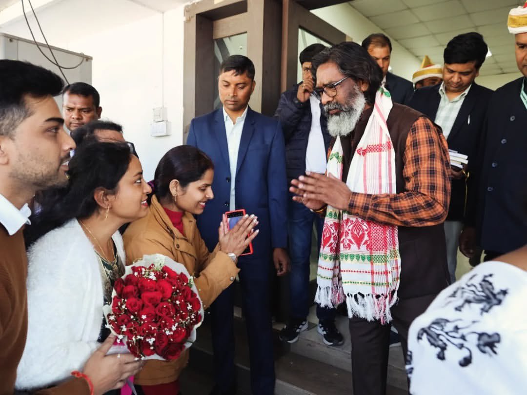 Official_akk's tweet photo. Had a courtesy meeting with Hon'ble Chief Minister, Jharkhand Shri @HemantSorenJMM sir at his residence. Extended heartfelt congratulations and best wishes to him on taking oath as the 14th Chief Minister of Jharkhand.💐
.
.
#teamAPRO #iprdjharkhand #governmentofjharkhand https://t.co/xAmz9tXVVD