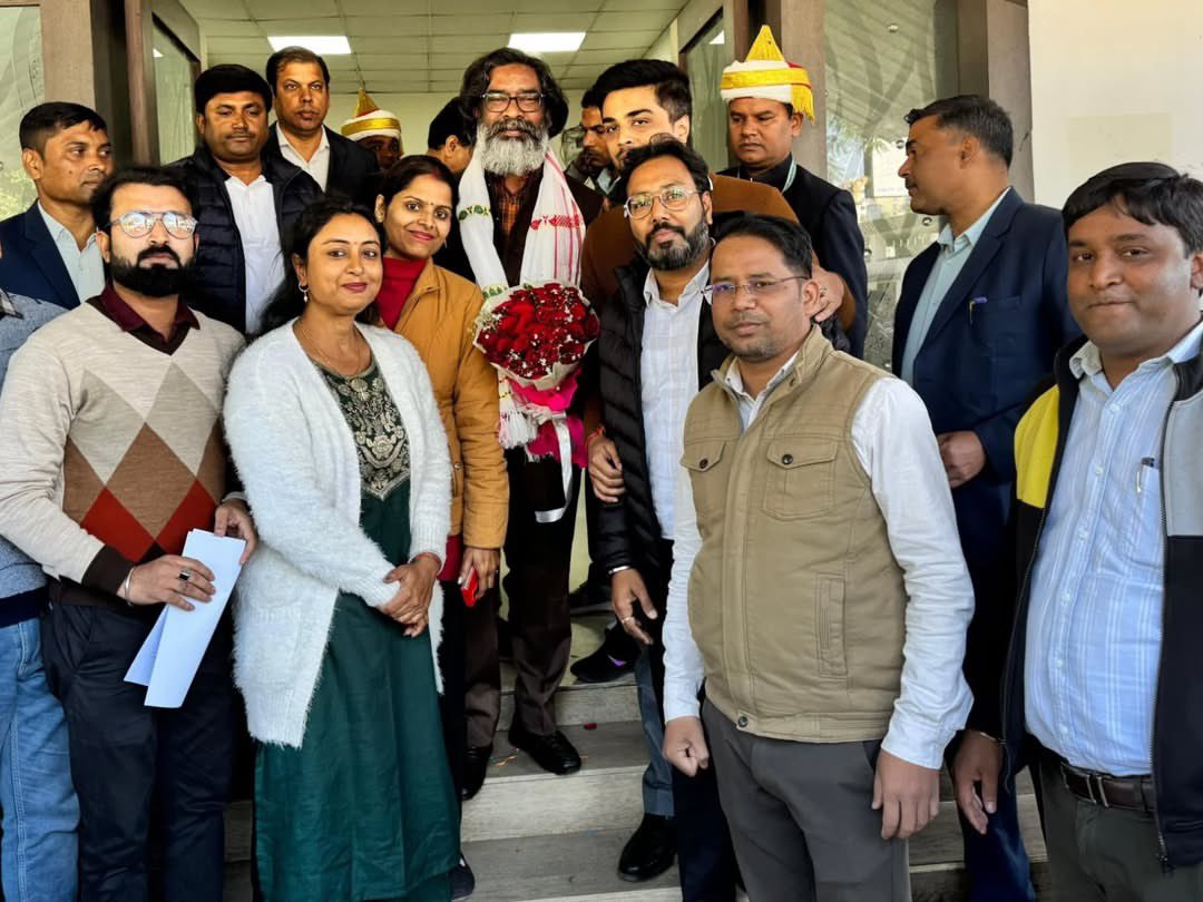 Official_akk's tweet photo. Had a courtesy meeting with Hon'ble Chief Minister, Jharkhand Shri @HemantSorenJMM sir at his residence. Extended heartfelt congratulations and best wishes to him on taking oath as the 14th Chief Minister of Jharkhand.💐
.
.
#teamAPRO #iprdjharkhand #governmentofjharkhand https://t.co/xAmz9tXVVD