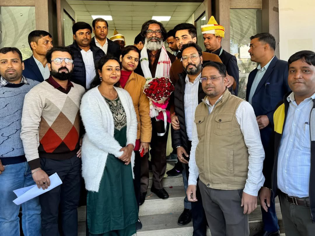 Official_akk's tweet photo. Had a courtesy meeting with Hon'ble Chief Minister, Jharkhand Shri @HemantSorenJMM sir at his residence. Extended heartfelt congratulations and best wishes to him on taking oath as the 14th Chief Minister of Jharkhand.💐
.
.
#teamAPRO #iprdjharkhand #governmentofjharkhand https://t.co/xAmz9tXVVD