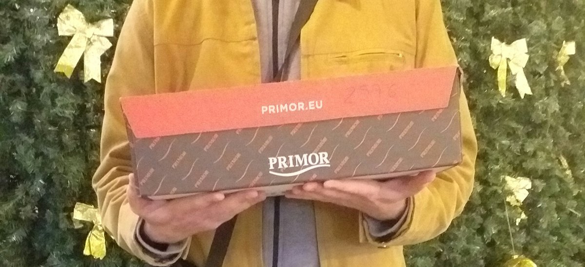 YoLucasLuke's tweet photo. En la merienda me pido sólo un café, por los nervios del primer encuentro con #DivaK no me entra nada más en el cuerpo.

Después ella tiene que recoger una caja en el Primor que me da a mi para que la lleve durante toda la cita. He aquí una imagen de tan placentero momento. ⬇️ https://t.co/yKMs5ZHno3