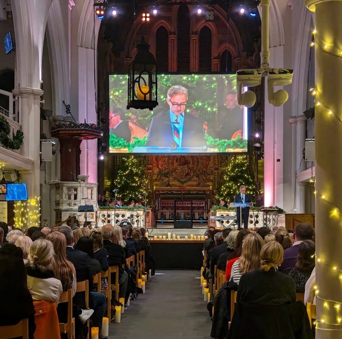 #MartinFreeman👱🏻‍♂️✨🇬🇧💖🥰 always super cute🥹 and so damn radiant like a beautiful sunshine! 😍❤️‍🔥🌞
during the Child Bereavement UK’s Christmas Concert in London 
(5/December/2024)

Credits to the respective owners