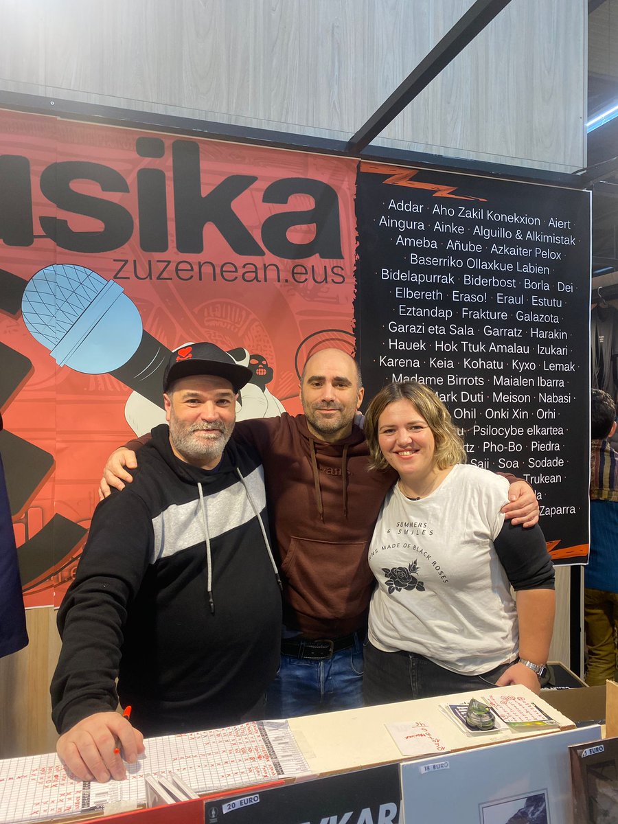 ane_arruti's tweet photo. Aurten 66 talde gaude @Musikazuzenean stand-ean. 

66!!! 

Eta asko ez nituen entzunak ere... 

Eskerrik asko, Kojo, egiten duzun lan guztiagatik eta @durangokoazoka -n egoteko aukera emateagatik! https://t.co/dwbEtge2MA