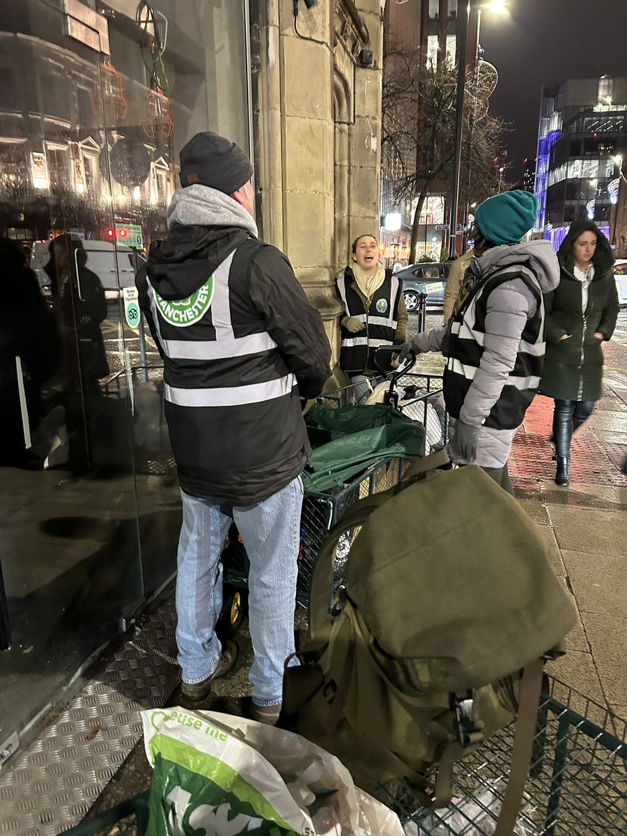 Even Storm Darragh couldn’t stop our intrepid team tonight ☔️. Our homeless friends were sitting in the wind and rain so our volunteers were there to give them hot food and drinks, sandwiches, hats, gloves and dry socks. 
Well done team, and have a great weekend everyone 🐝💚