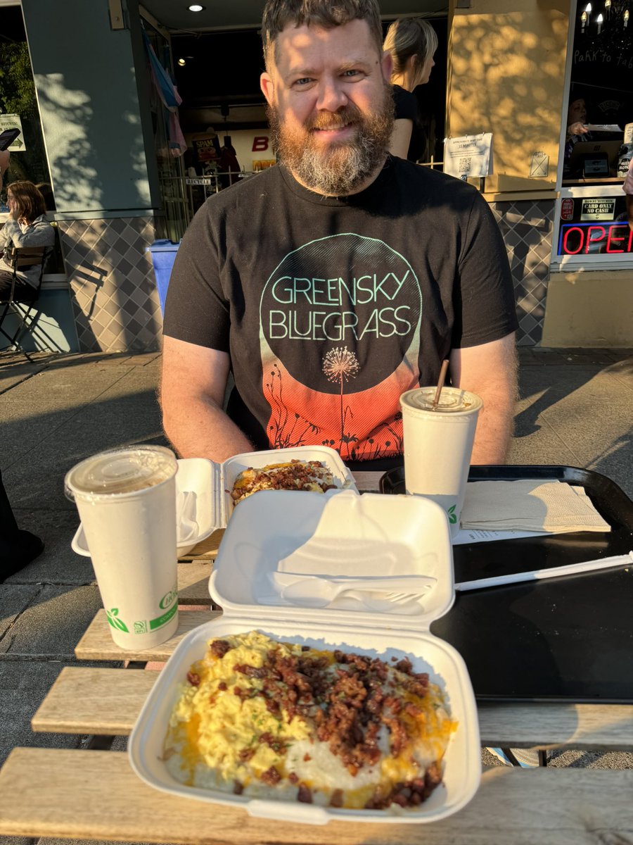 VANBREEDINGMD's tweet photo. @KySportsRadio When you wake up go to Biscuit Bitch for the Gravy Sausage egg biscuit. You willl be AMAZED! https://t.co/8Ue0ThajIt